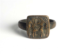 Image of Ring with Three Figures on Bezel